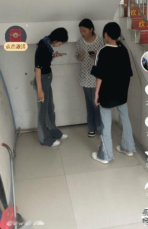 初中女生抽烟，真的太丑了！奇丑无比，不堪入目，根本不是啥“叛逆”“酷”，就是又伤