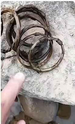 广东男子钓鱼钓出“铁疙瘩”，吓得连滚带爬报警，结果让全网炸锅！广东，一男子到