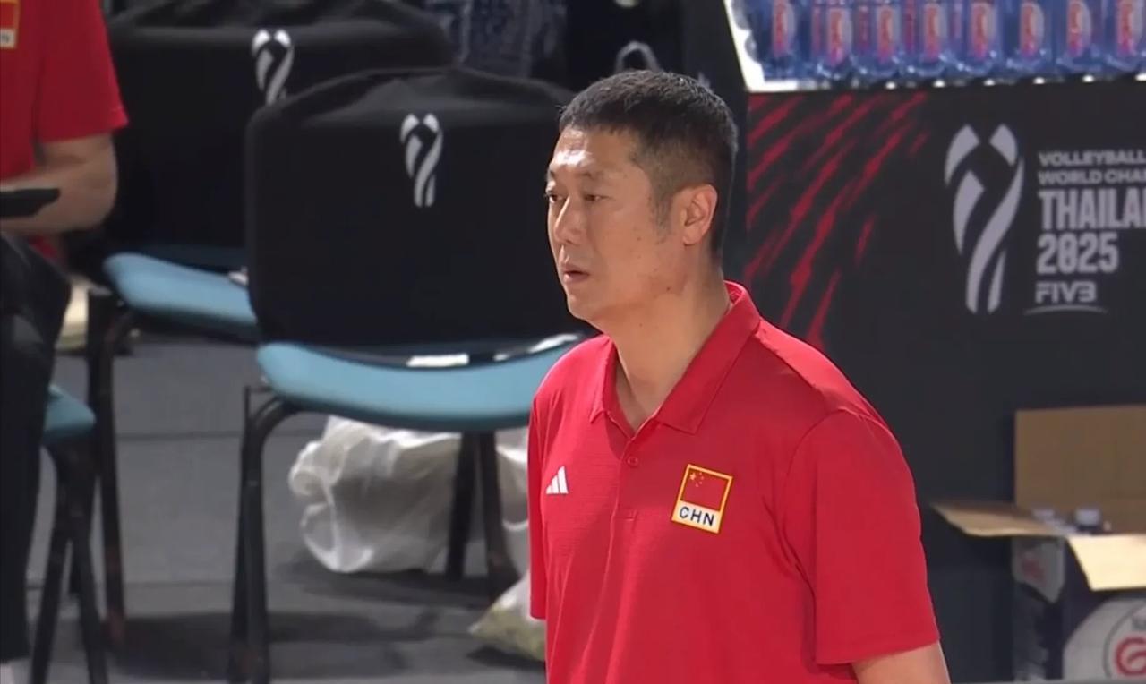 今晚中国女排对战哥伦比亚现场赵勇直接开骂队员。第二局是赵勇开骂的原因，在现场可