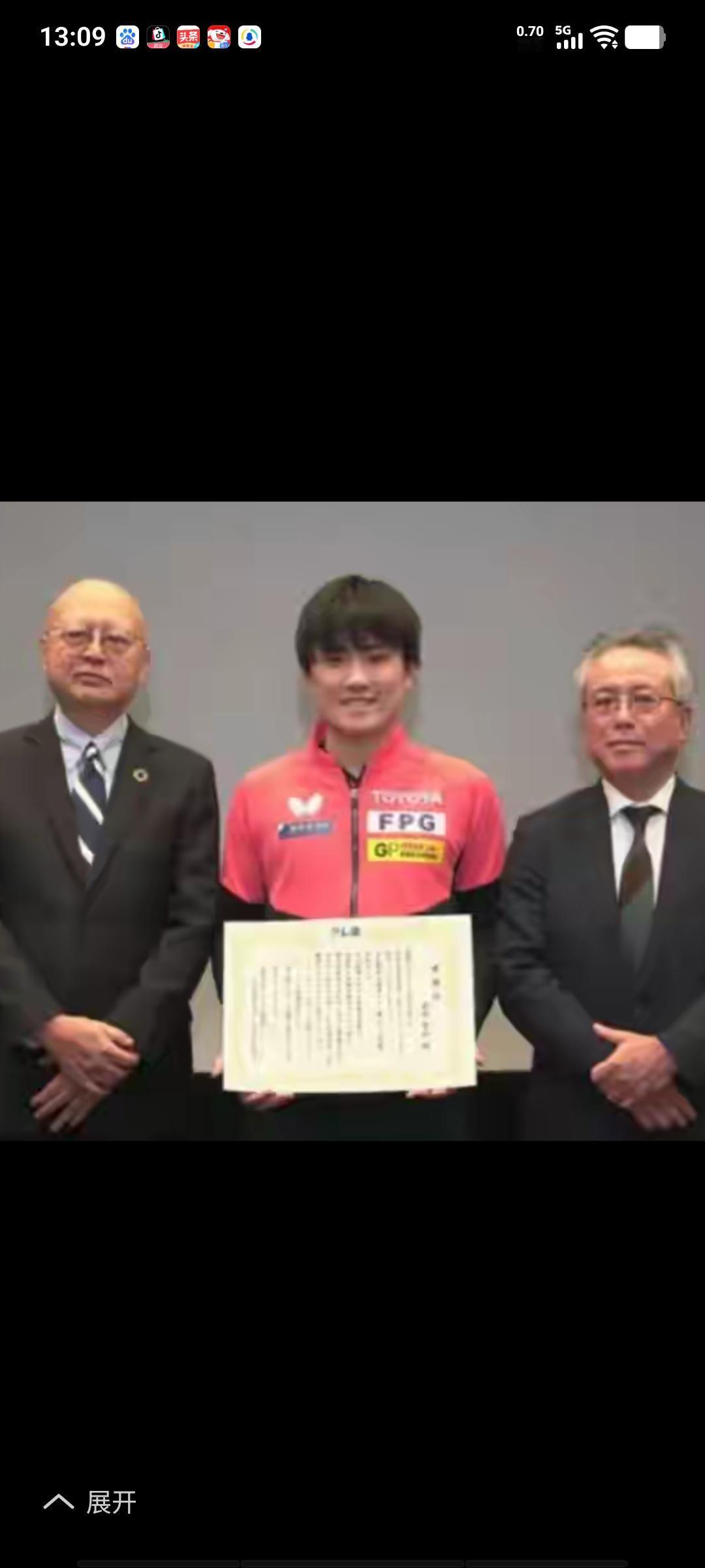 张本智和现身日本电视台，获赠一辆丰田汽车，还得到了一笔奖金，这是对他香港总决赛冠