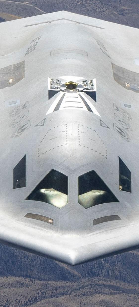 诺斯洛普一开始在B-2设计的时候其实是预留了机内位置给第3名机组人员，所以B-2