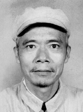 1937年，上海赫脱路上，“恒利无线电修理公司”的老板蒋林根正在和附近一家米店的