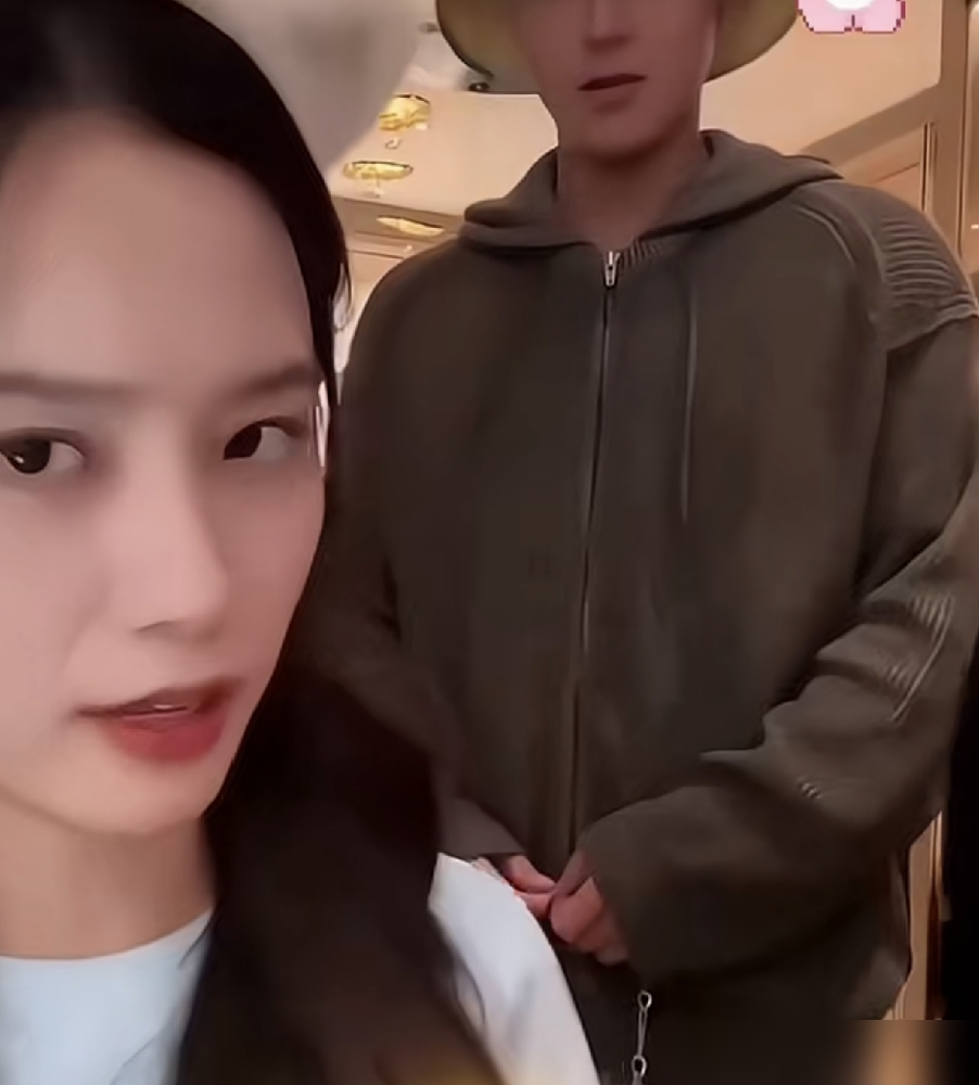 徐志胜说漏嘴了，黄子韬半夜喊他过去评理，他愣是在被窝里装死没敢动。录节目住隔壁，半夜黄子韬跟徐艺洋吵