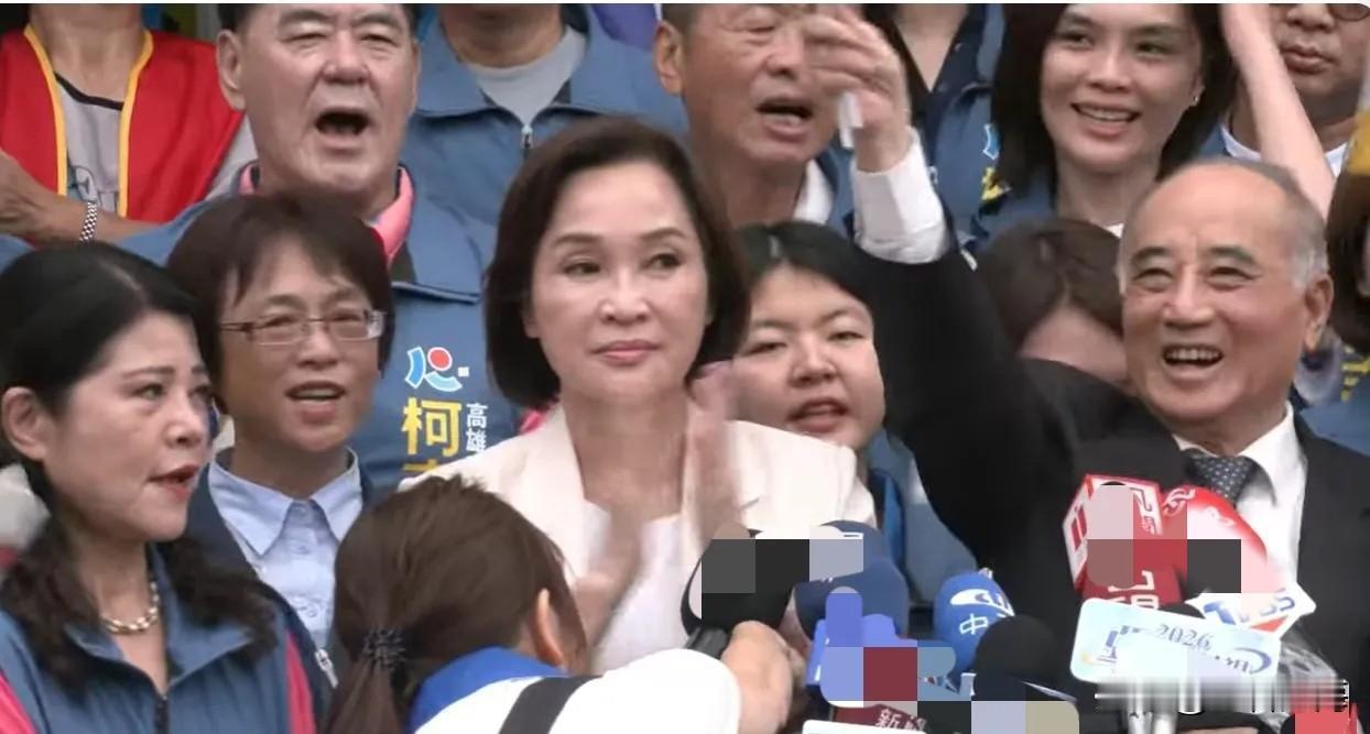 王金平终于出面了，就在今日（9月3日），王金平陪同柯志恩前往登记角逐，柯志恩更是
