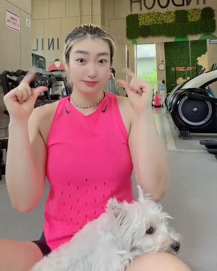 稀奇古怪！李梦表现手势舞，这是表达的什么意思呀！近日，李梦社媒表演了一段，十分抽