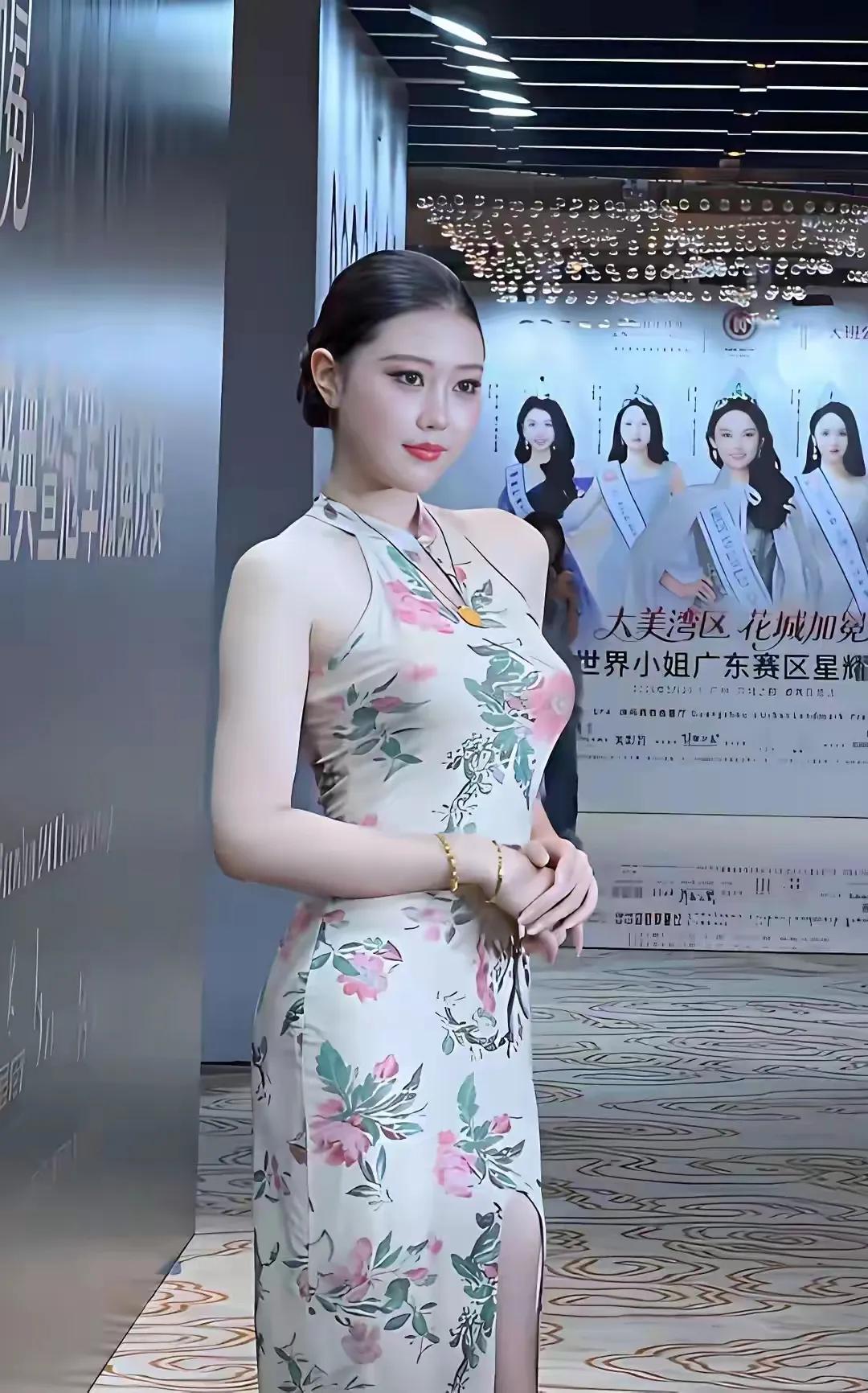 19岁选美冠军连子欣，一袭挂脖印花旗袍惊艳亮相。素雅花卉纹样搭配经典挂脖版型，