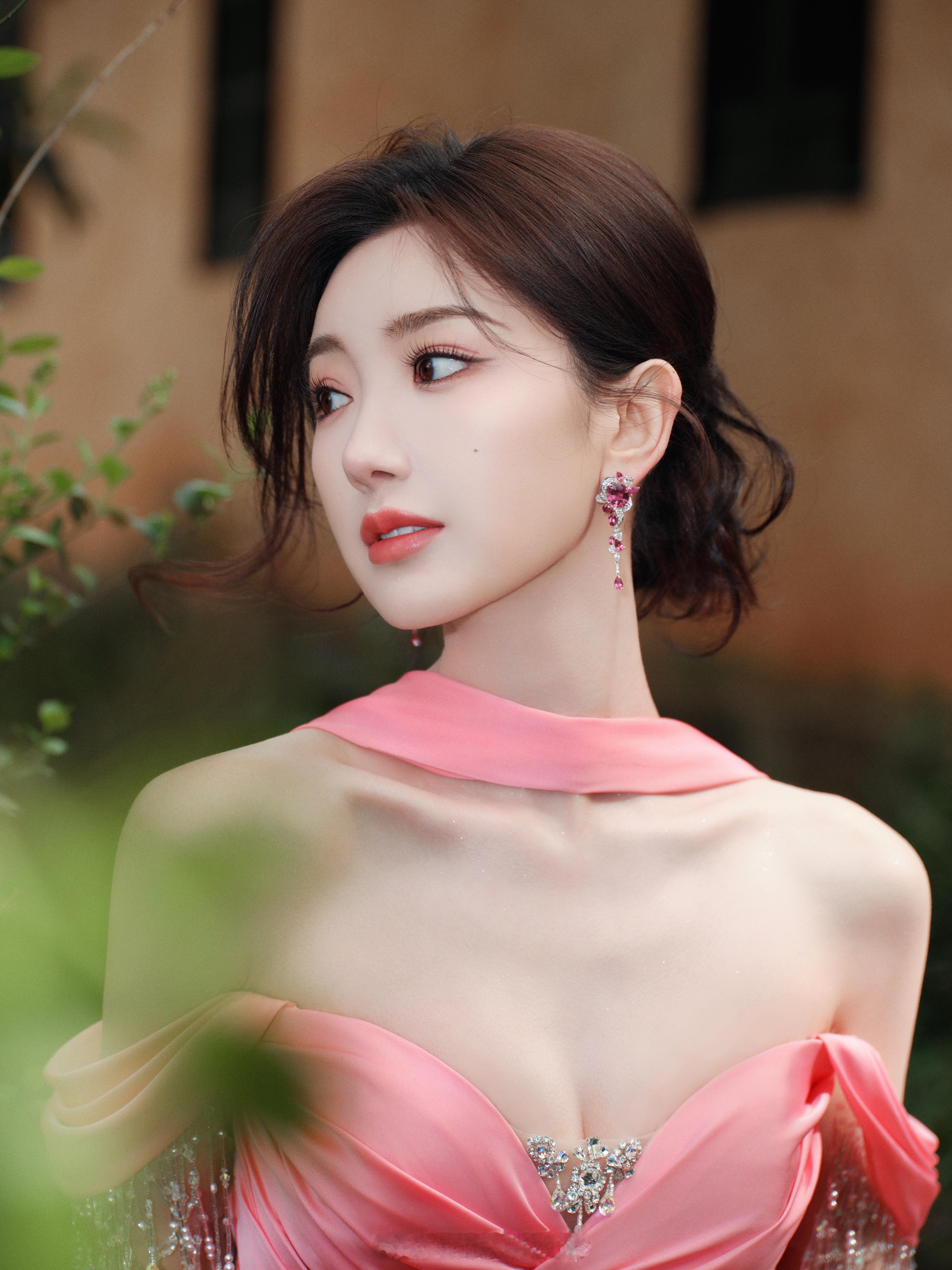 2025微博视界大会第四波阵容官宣了毛晓彤，11月3日期待毛晓彤美美的红毯[打c