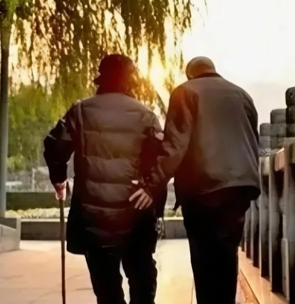 河南郑州，5月28日，一男子在妻子出车祸离世后拿到465000元的赔偿款，不料，