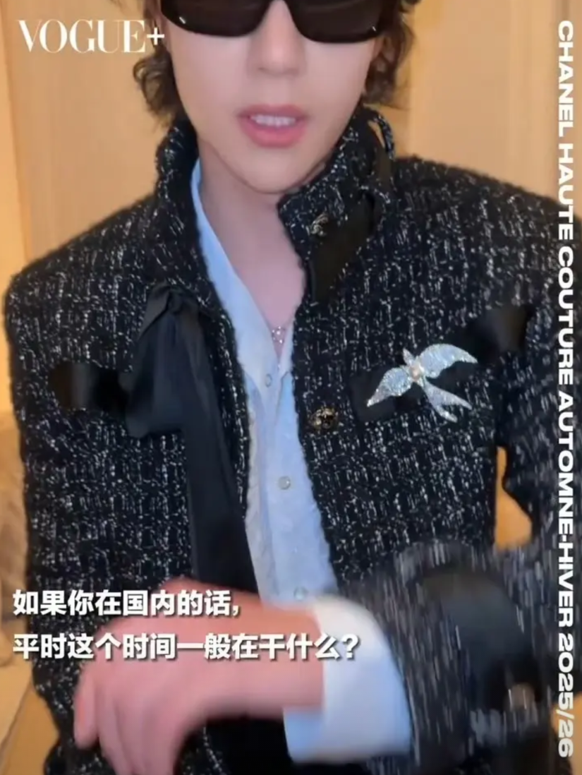 又幽默了王一博，人家问他在国内，平时这个时间在干嘛，孩子很认真地抬腕看表的动作，