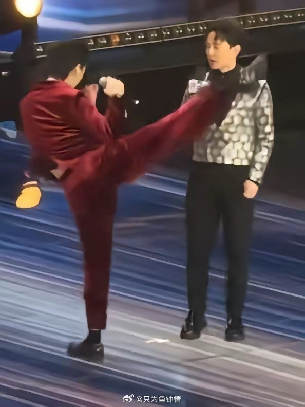 大家有没有觉得，向佐越来越不对劲了，明明已经41岁了，学历也很高，但总给人一种很