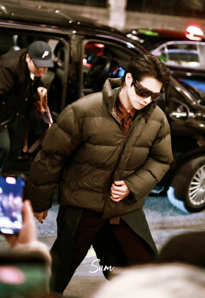 魏大勋巴黎神图有了魏大勋巴黎街拍路透魏大勋巴黎街拍路透，风衣look肩宽腰窄大