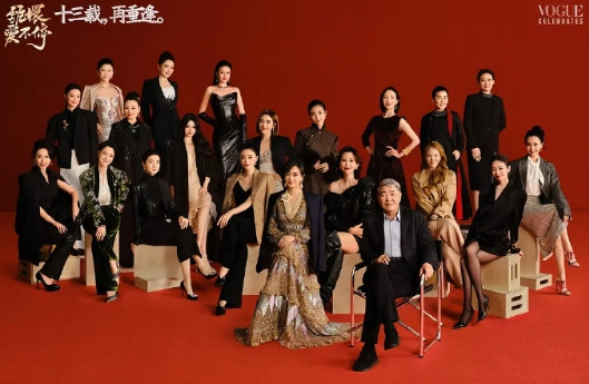 《甄嬛传》13年重聚，大合照曝光。女演员们状态尚佳，岁月在她们脸上未留过多痕迹