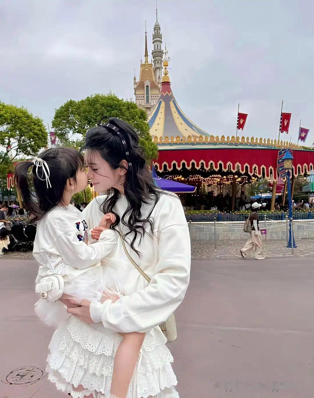 奚梦瑶可太会整了！晒闺女时，侧脸照大方放，正脸却打码，想晒又不全晒，啥情况啊！