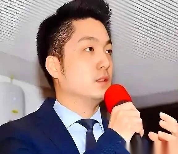 350万的拆迁补偿单就摆在办公桌上，红印章亮得刺眼。村头的大哥死死盯着手里的房产