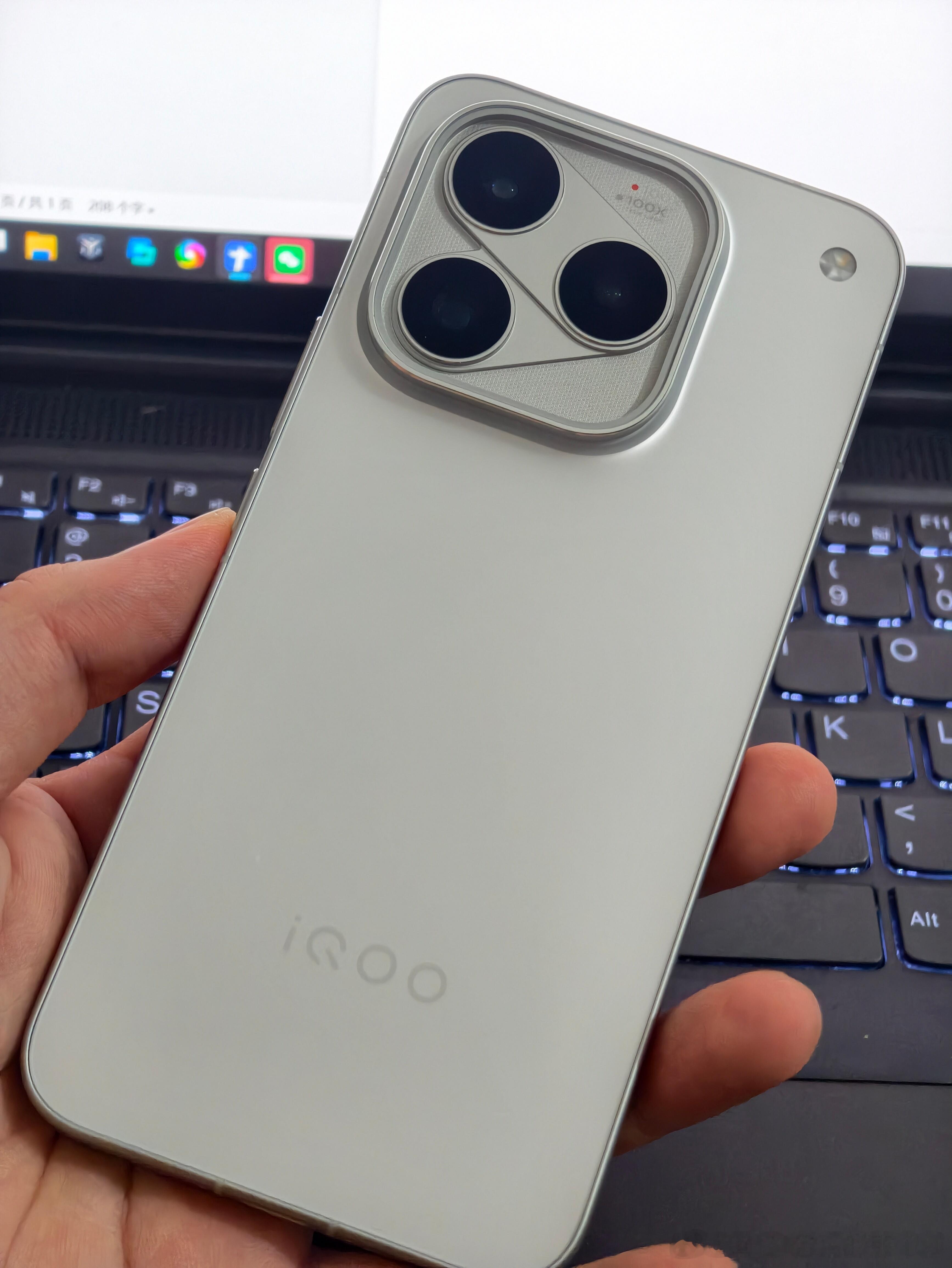 我的iQOO16终于到了，简单先聊一下。iQOO16只做了这个标准版，但是在堆料上绝对就是ProMa