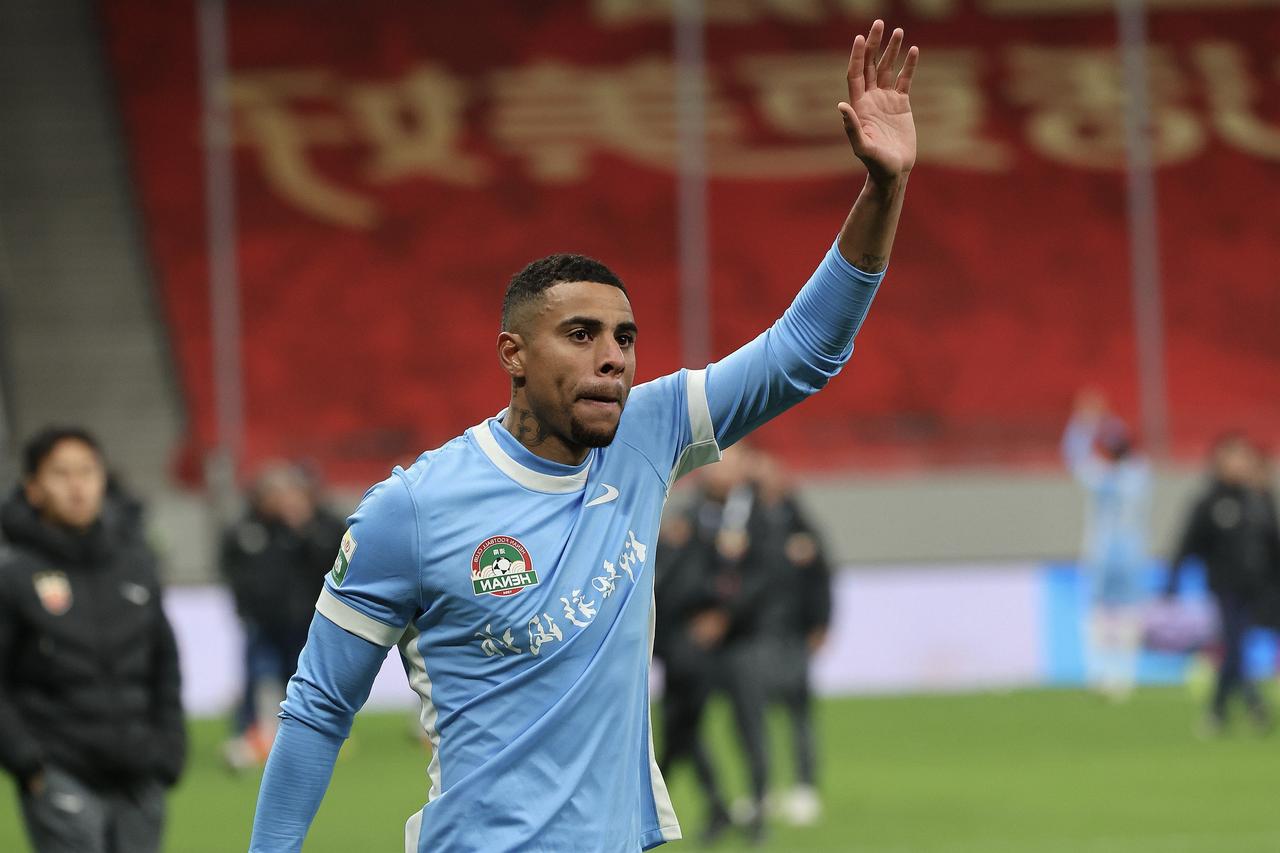 河南队球迷：球队管理层骚操作，贪小便宜吃大亏。引进古斯塔沃和姆布拉，倒不如当初留