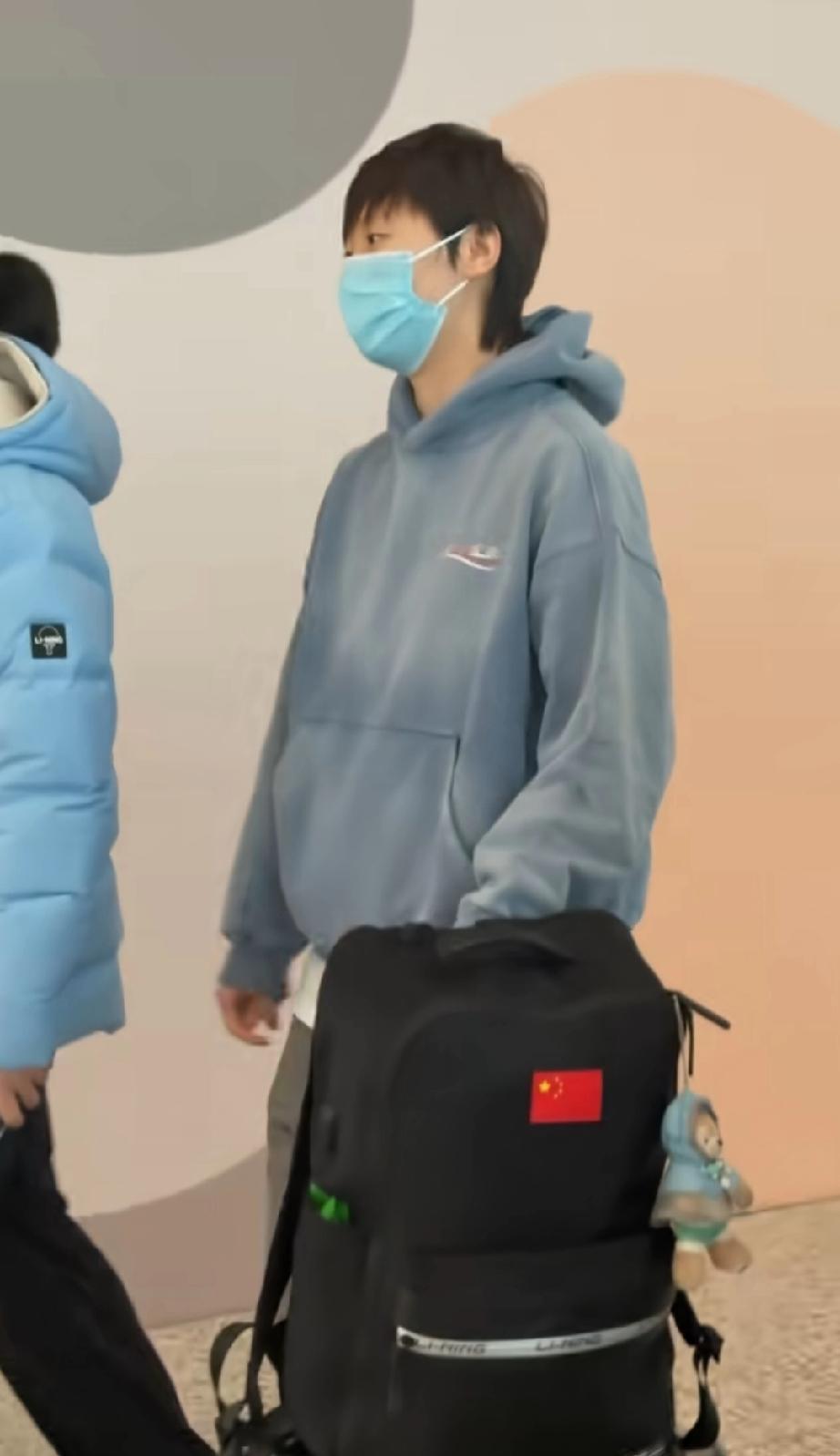 王曼昱与徐奕机场快乐对话：王曼昱：“我自己选好了”徐奕：“每次都你先选！”