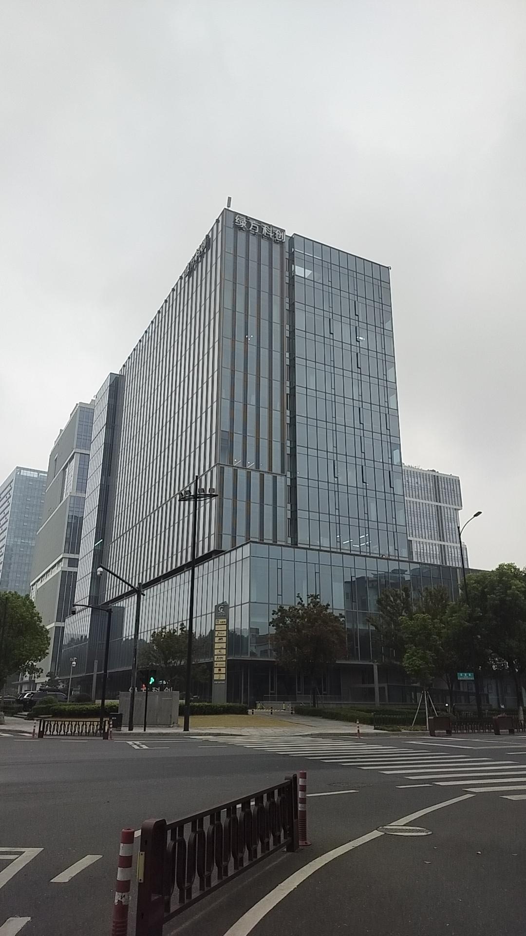 儿子辞职快一年了，呆在家里洗衣做饭，儿媳晚上七八点下班到家按门铃，儿子就蹦蹦跳跳