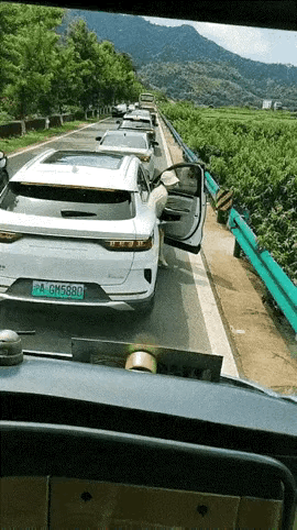 公路堵车，堵的不是车，赌堵的是人心路上遇堵车是大多数司机常遇到的