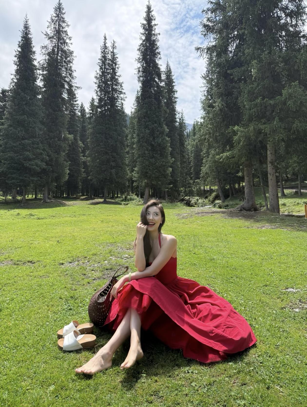 红裙翩翩舞，翠树拂面风