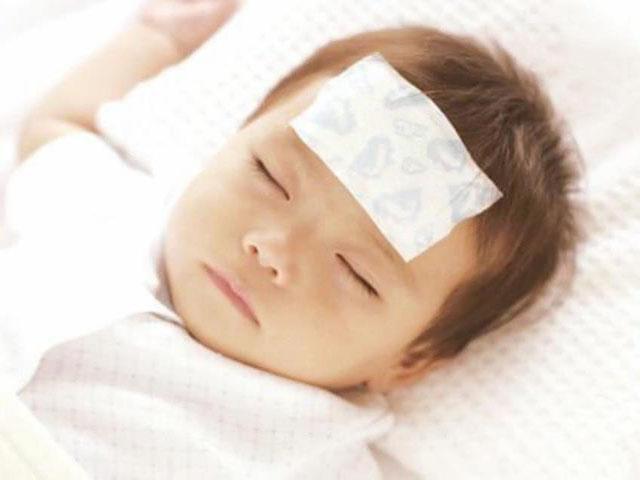 8个月婴儿半夜高烧不退, 妈妈这样捂汗, 第二天全家都打宝妈
