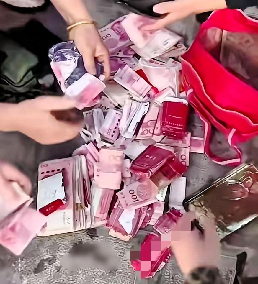 这是一位低保生活的老人,无儿无女,在他走尽人生的最后之际,被街道工作人员送走最