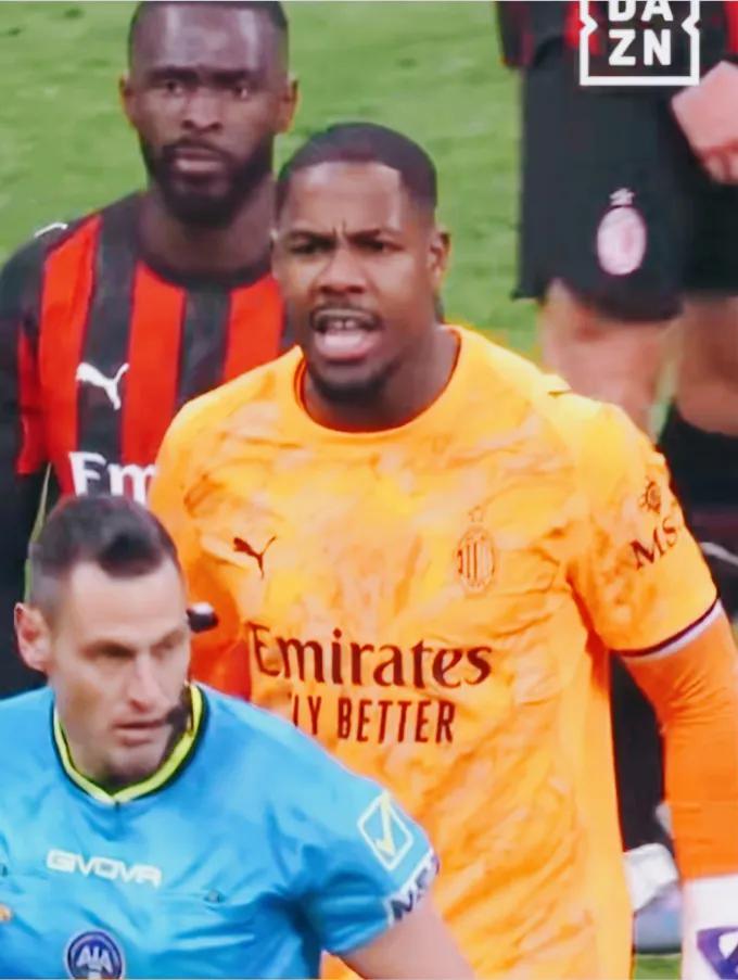 这谁敢信！？AC米兰门将在打平热那亚后，对主裁爆粗，公开用脏活辱骂马里亚尼，而且