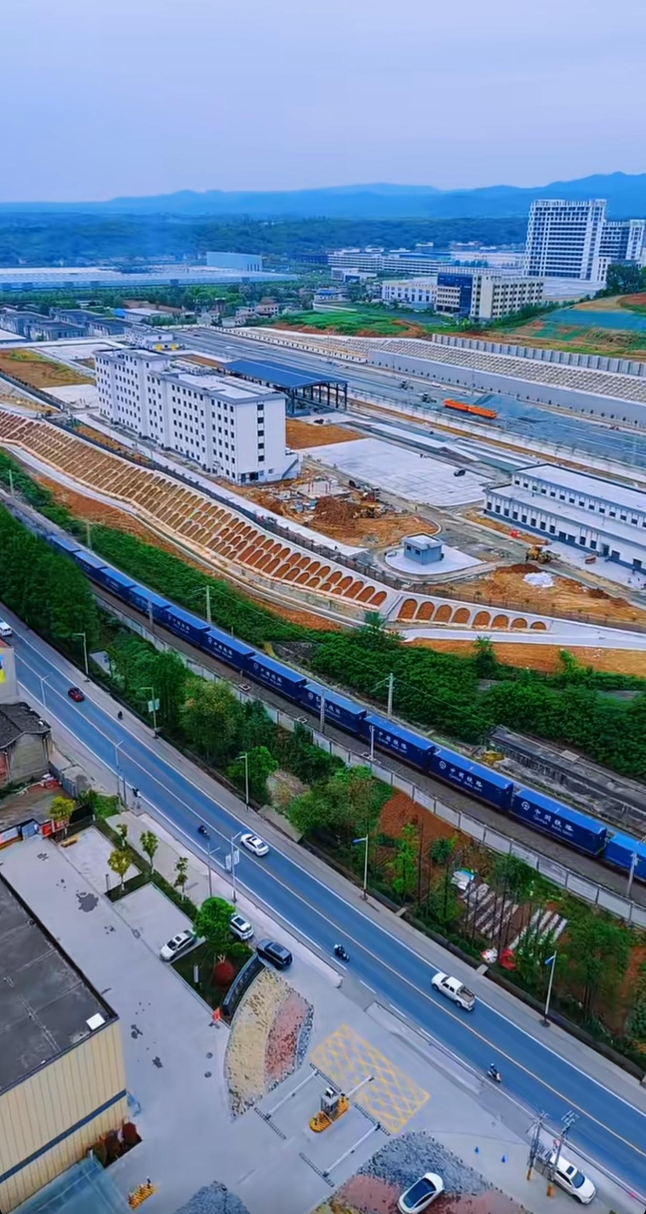安康有一处国道、普铁、高铁并行的地方，这里是动车所，建设得十分美观。最前方是老3