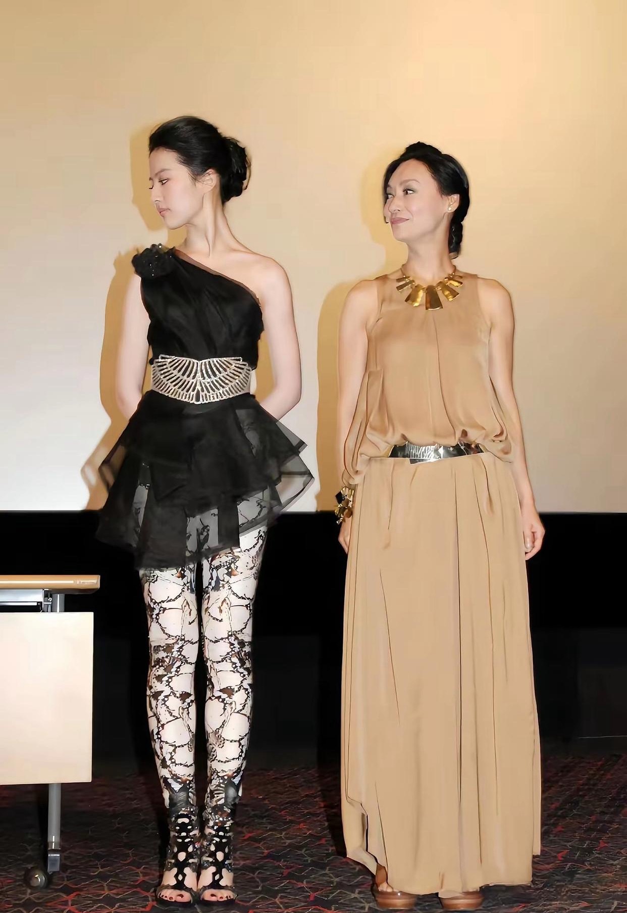 刘亦菲这一身衣服太丑了，用花挡住了才觉得好一点，全靠脸撑着