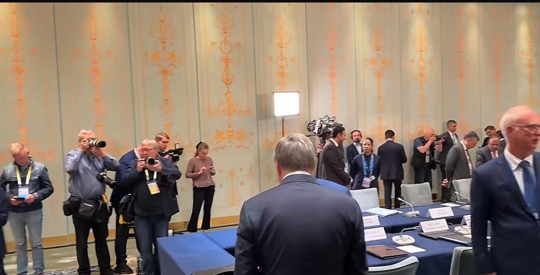今天，普京与莫迪举行了会谈。会谈开始前，俄罗斯代表率先进入会场，静候两国元首以