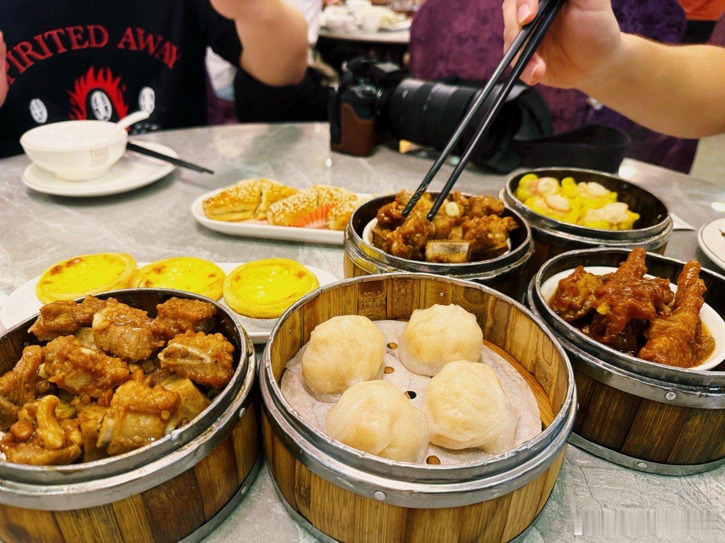 很久没见过这种手推茶点啦​​​