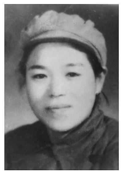 1945年，日本战败以后，驻中国东北关东军陆军野战医院院长挥着军刀，用刀尖顶在护