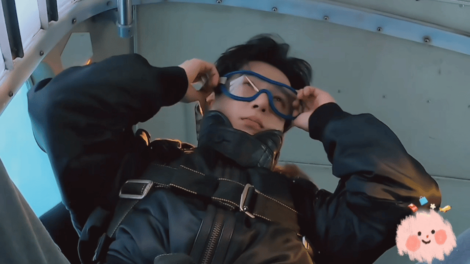 永远为王安宇的生命力喝彩每次看王安宇挑战自我都会被打动！跳伞时那份带着恐惧的勇