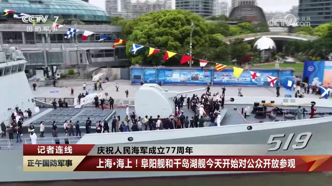 “馒头炮”显然是个热门打卡点图1，有一位参观者还凑近看铭牌烽火问鼎计划中国海军