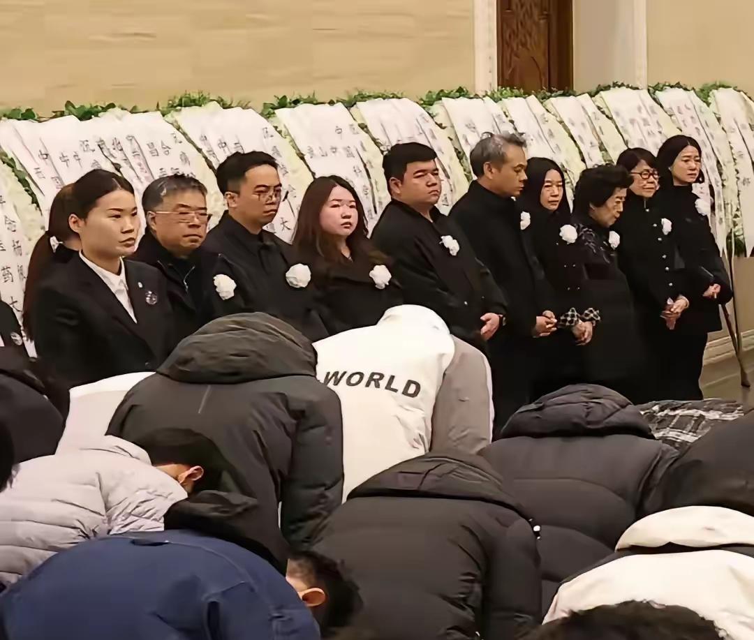 对先生的仰慕和敬重化作了最彻底的追随和陪伴，用一辈子的承诺和牵手成就了最纯洁和无