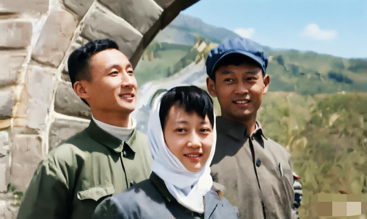 1973年，王晓棠与丈夫言小朋以及儿子一家三口游览长城时的留影。1974年言小朋