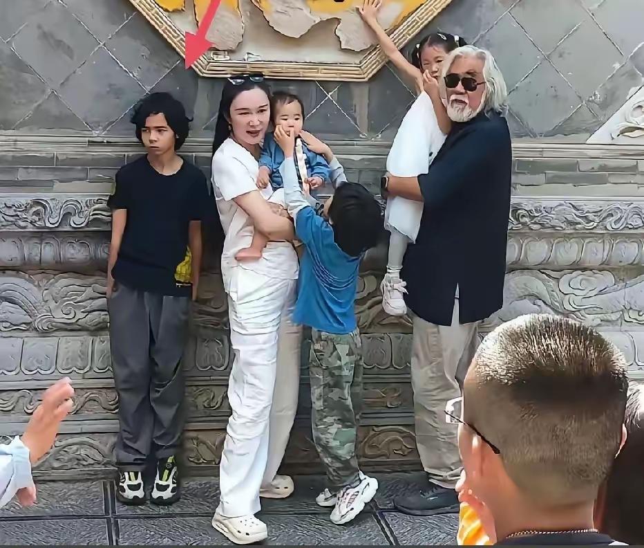 一看旁边那个儿子就不是亲生的，显得格格不入，是个混血儿。再看看就知道，张纪中和妻
