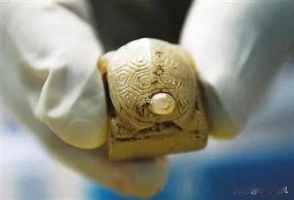 1988年，四川绵竹，一名工人挖地基时，突然翻出一只用金子做的乌龟，见无人注意，