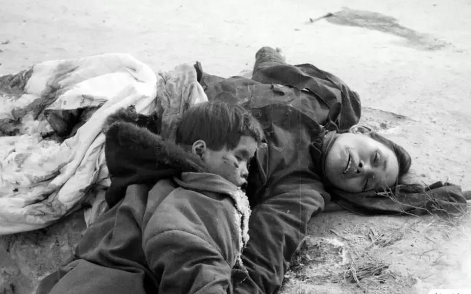 这是1951年，朝鲜战争期间，一张令人痛心的照片，镜头中躺在地上的人，是一名逃难