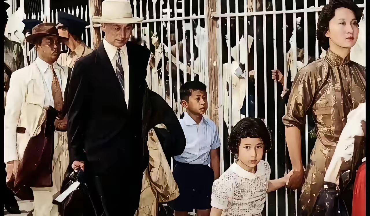 这是1955年的一张回国照，钱学森一家四口踏上轮船的留影，他放弃千万年薪，归来以