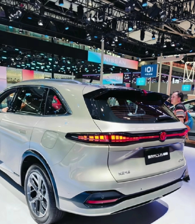 长安CS75PLUS选三代还是四代？个人感觉三代更有性价比：一，三代是传统门