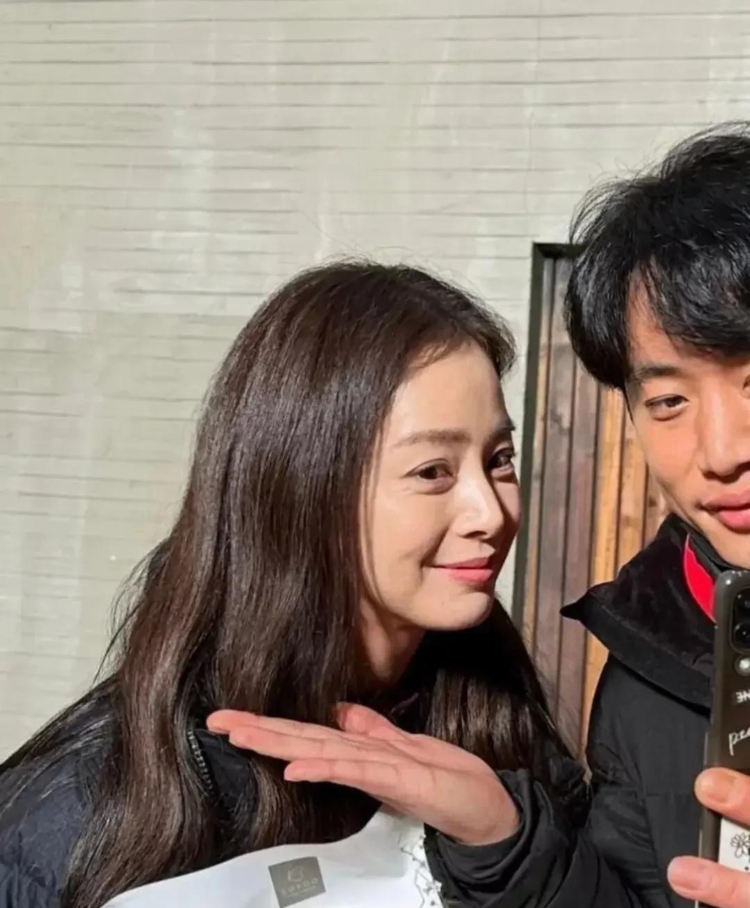 42岁的金泰熙虽然一看就是中年人的样子，但状态还行哦，不显老。