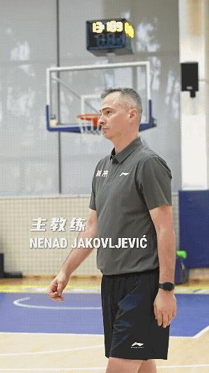 集体亮相！直击广东宏远教练组首堂训练课:昨天晚上，广东宏远一口气官宣三名外教