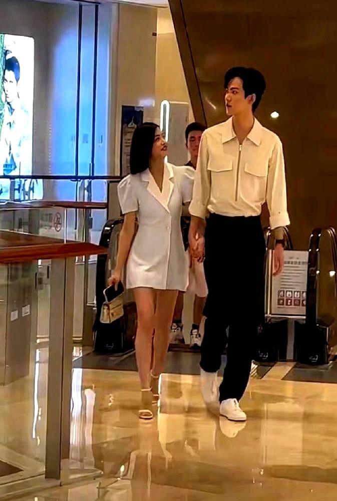 42岁陈妍希拍吻戏把23岁周柯宇亲得耳根滴血，导演当场喊他去谈恋爱。俩人差