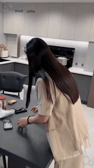 下班了媳妇儿，亲一个…