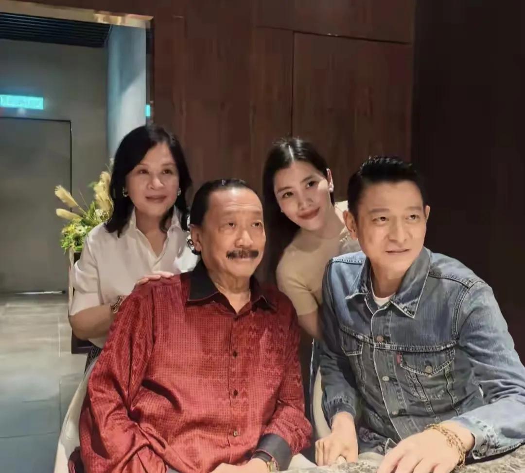 在真正的企业家面前，感觉刘德华也像是一个气场不强大的男明星呢。按理说刘德华60多