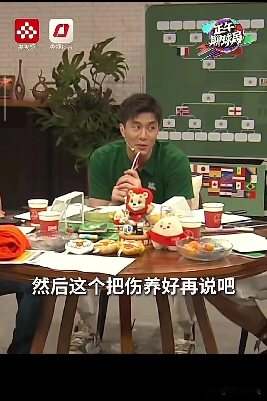 郭艾伦做客总台，白岩松关心郭艾伦伤势！今夏郭艾伦的活动一个接一个，被大家问的