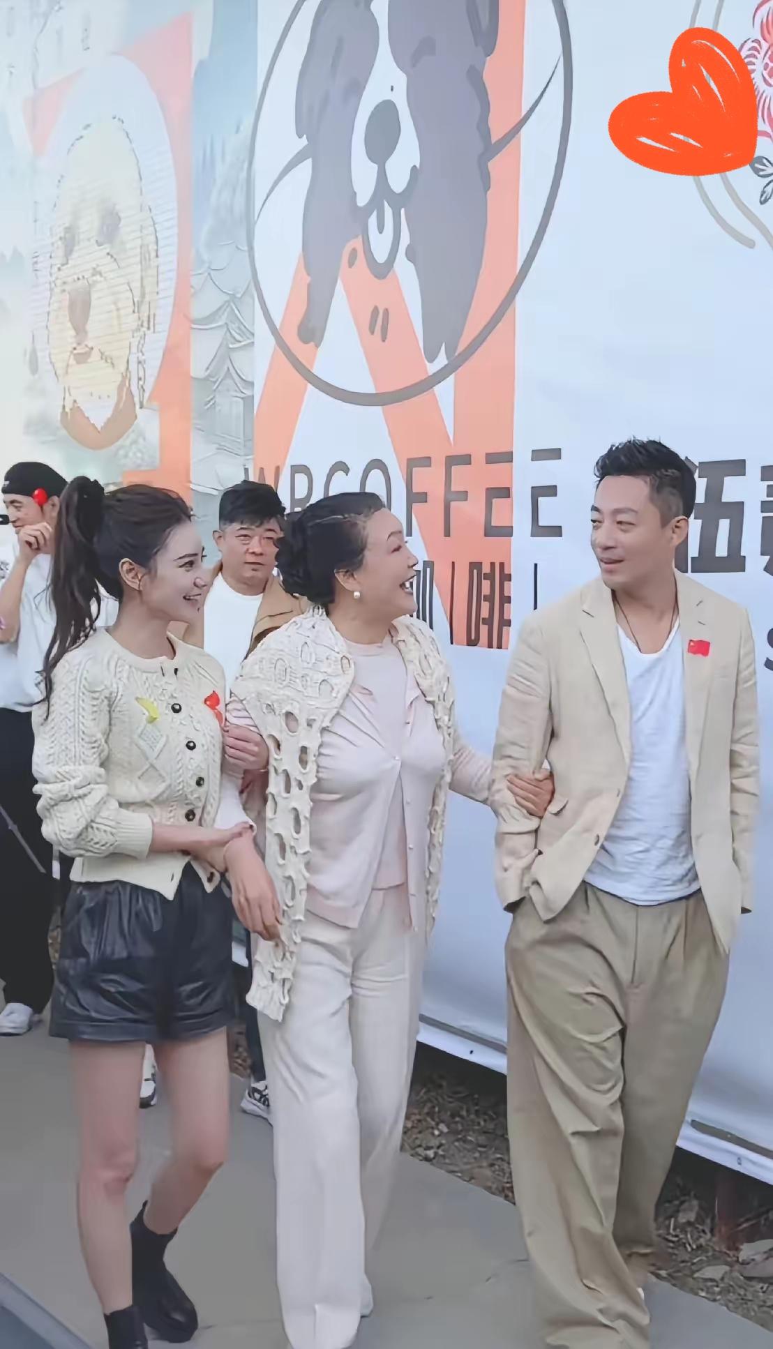 汪小菲这反差感真把“对外人客气对妈炸毛”演活了！看他招待馆长那阵仗，安