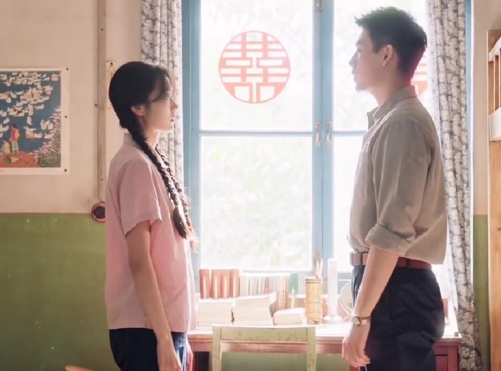 费霓方穆扬太好磕！偷藏小秘密被抓包，换大床甜度拉满谁懂啊家人们，费霓和方穆扬的