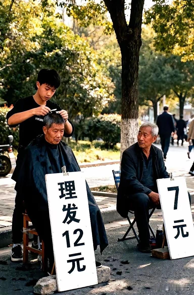 太奇怪了，两个人同一个地方摆摊理发，一个7元，一个12元，7元那个去理发的人一个